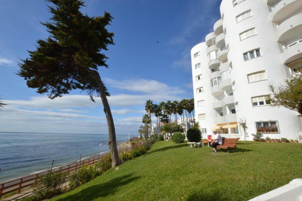 Beachfront Apartment In Calahonda MIJAS COSTA Exterior photo